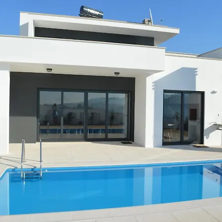 Modern With Private Swimming Pool, Cleaning Included Holiday home Famalicao