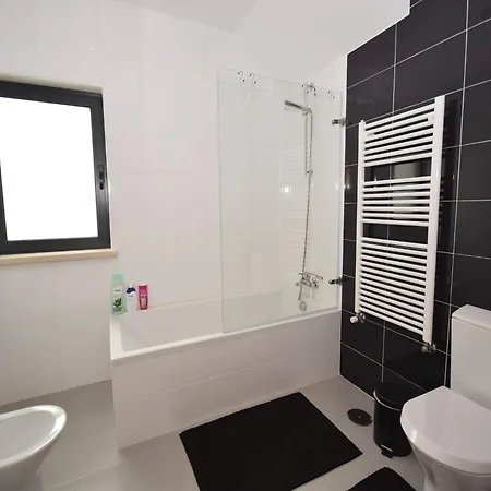 Modern With Private Swimming Pool, Cleaning Included Holiday home